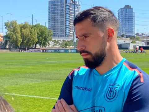 Hernán Galíndez hablando con con los medios de comunicación antes del entrenamiento del 23 de junio del 2024. 