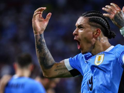 El delantero Darwin Núñez, de Uruguay, levanta los brazos en el festejo de su gol ante Panamá en la Copa América, el domingo 23 de junio de 2024.