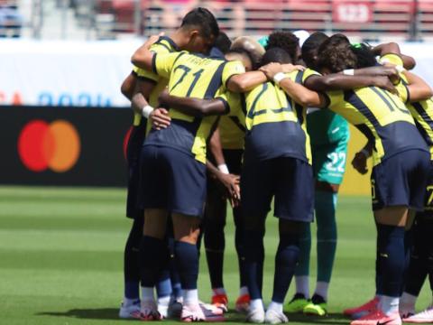 Los jugadores de Ecuador se abrazan antes del partido ante Venezuela en la Copa América, el sábado 22 de junio de 2024.