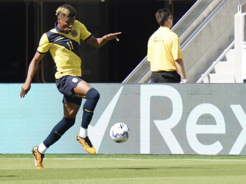 El delantero Kevin Rodríguez domina una pelota en el partido entre Ecuador y Venezuela, el sábado 22 de junio de 2024. 