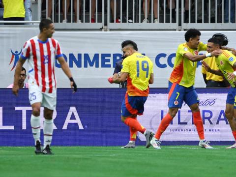 Los jugadores de Colombia festejan en el partido ante Paraguay por Copa América, el 24 de junio de 2024.