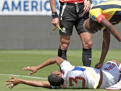 Enner Valencia, después de meterle un patazo a Andrés Martínez, en el partido entre Ecuador y Venezuela, por la Copa América, el 24 de junio de 2024. 