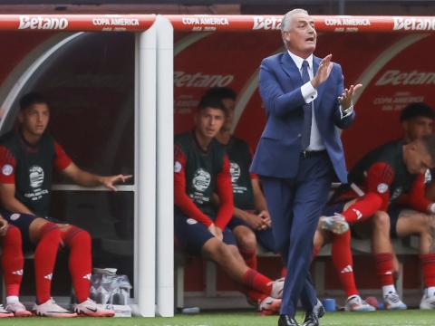 El director técnico de Costa Rica, Gustavo Alfaro, dirige a su selección ante Brasil en la Copa América, el lunes 24 de junio de 2024.