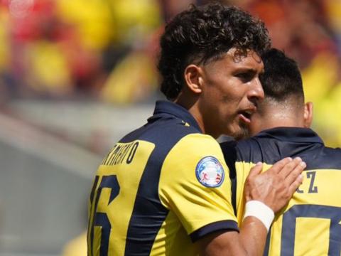 Jeremy Sarmiento y Kendry Páez, durante un partido de Ecuador en la Copa América, el 22 de junio de 2024.