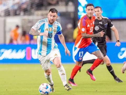 Lionel Messi disputando la pelota durante el partido ante Chile el 25 de junio.