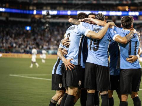 La selección de Uruguay festeja uno de sus goles ante Panamá, el 23 de junio de 2024.