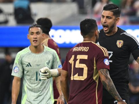 El portero de Venezuela Rafael Romo celebra con su compañero Miguel Navarro su atajada ante México en la Copa América, el miércoles 26 de junio de 2024.