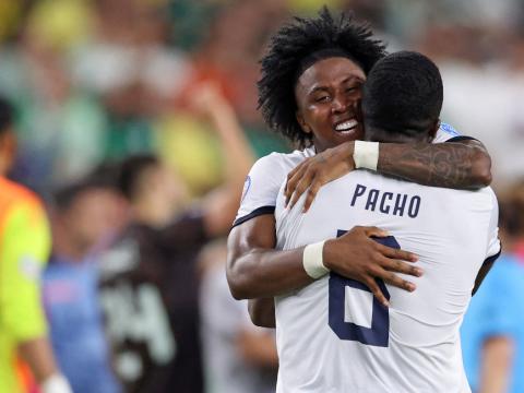 Willian Pacho y Angelo Preciado se abrazan luego del empate ante México y clasificación a los cuartos de final de la Copa América, el domingo 30 de junio de 2024.