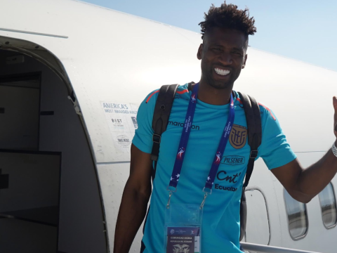 Alexander Domínguez baja del avión en Phoenix, el 27 de junio de 2024.