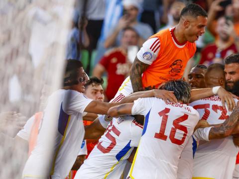 Venezuela goleó a Jamaica y clasificó a cuartos de final de Copa América como líder del Grupo B.