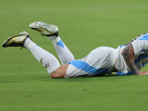 Lionel Messi cae al terreno de juego durante el primer tiempo del partido entre Argentina y Chile, el 25 de junio de 2024.