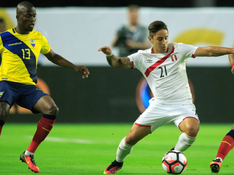 Enner Valencia y Carlos Gruezo intentan robar una pelota ante Perú, en Phoenix, por la Copa América 2016.