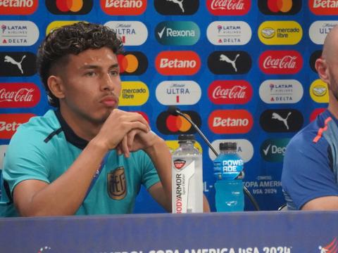 Jeremy Sarmiento y Félix Sánchez Bas en rueda de prensa en el State Farm el 29 de junio de 2024, en la previa del partido entre Ecuador y México.