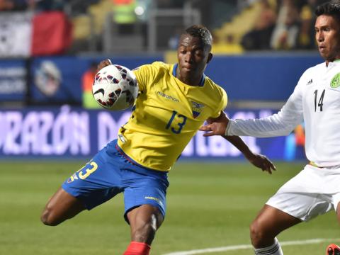 Enner Valencia le convierte un gol a Chile, en Rancagua, en la Copa América, el 19 de junio de 2015.