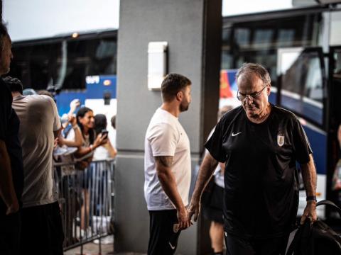 Marcelo Bielsa en su llegada a Kansas el 28 de junio.