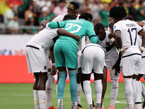 Los jugadores de la selección de Ecuador hablan antes de enfrentar a México por la Copa América, en Glendale, el 30 de junio de 2024.