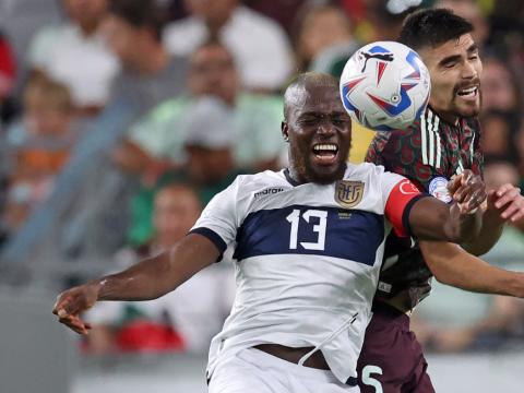 Enner Valencia, de Ecuador, disputa un balón con Johan Vásquez, de México, en la Copa América, el domingo 30 de junio de 2024.