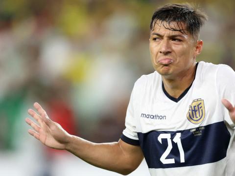 Alan Franco de Ecuador hace gestos durante el partido del Grupo D de la Copa América 2024 entre México y Ecuador, el 30 de junio de 2024 en Glendale, Arizona.