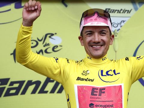 Por primera vez en la historia, Richard Carapaz se viste con el maillot amarillo del Tour de Francia, el 1 de julio de 2024.