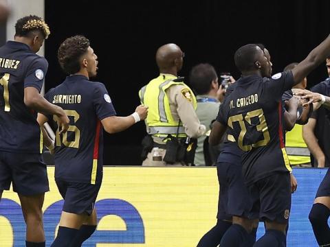 Jugadores de Ecuador festejan el primer gol a Jamaica en la Copa América, el 26 de junio de 2024.