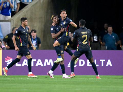 Los jugadores de Ecuador festejan el gol de Kevin Rodríguez ante Argentina, el 4 de julio de 2024.