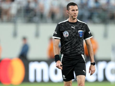 El árbitro uruguayo Andrés Matonte durante el partido entre Chile y Argentina por Copa América en el estadio MetLife, el 25 de junio de 2024.