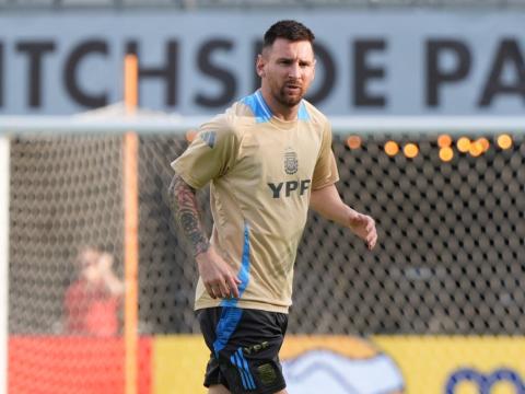 Lionel Messi durante el entrenamiento de la Selección Argentina el 2 de julio del 2024.