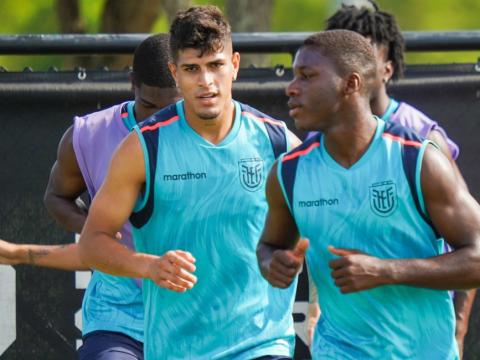 Piero Hincapié y Moisés Caicedo, durante un entrenamiento de Ecuador, el 3 de julio de 2024.