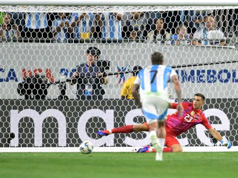 Enner Valencia erró un penal en el tiempo regular del partido entre Ecuador y Argentina, por los cuartos de final de Copa América.