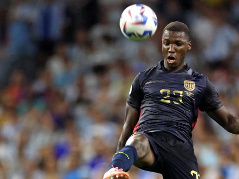 Moisés Caicedo domina un balón en el partido Ecuador vs. Argentina por los cuartos de la final de la Copa América, el 4 de julio de 2024.