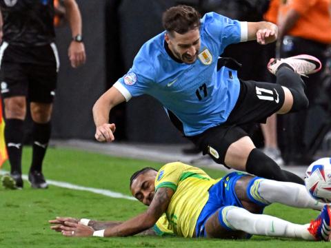 Uruguay y Brasil se enfrentaron en un duelo plagado de infracciones por los cuartos de final de la Copa América.