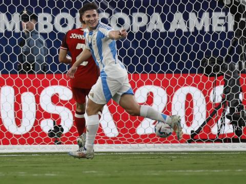 Julián Álvarez celebra su gol, en el partido de Argentina ante Canadá, el 9 de julio de 2024.