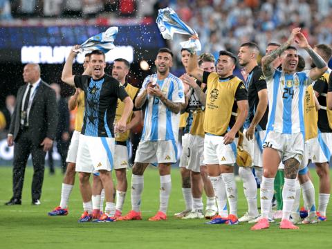 Los jugadores de Argentina celebran tras clasificarse a la final de la Copa América, el 9 de julio de 2024.