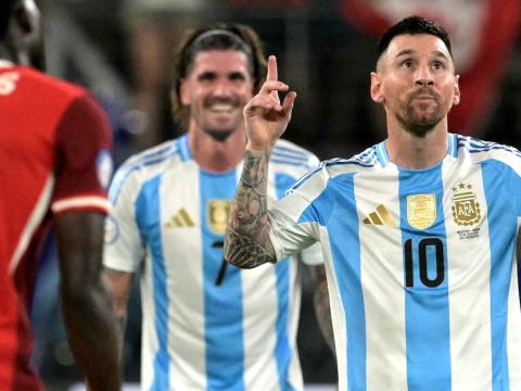 Lionel Messi festeja su gol en el partido de Argentina ante Canadá, el 9 de julio de 2024.