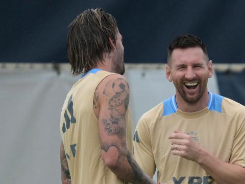 Lionel Messi sonríe durante un entrenamiento de la selección argentina previo a la final de la Copa América.