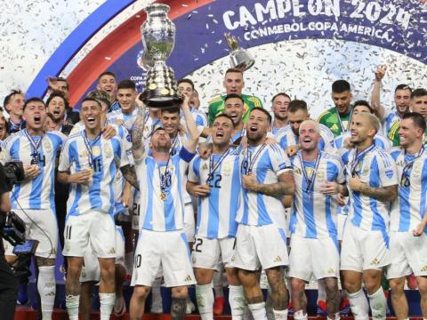 Los jugadores de Argentina alzan el trofeo de la Copa América, el 14 de julio de 2024. 