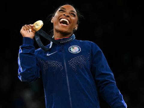 Simone Biles con su medalla de oro en París, 3 de agosto de 2024.