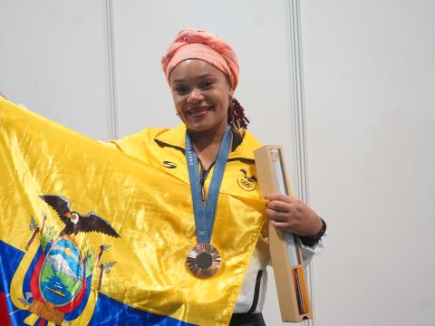 Neisi Dajomes sostiene una bandera de Ecuador después de su participación en los Juegos Olímpicos de París, el 10 de agosto de 2024.