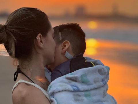 Karime Borja, exreina de Guayaquil, en una foto compartida junto a su hijo Mateo, en la playa, en enero de 2024.