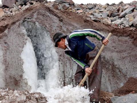 Baltazar Ushca, uno de los íconos de la cultura andina de Ecuador, falleció a sus 80 años, el 11 de octubre de 2024. Él era considerado como el último hielero del volcán Chimborazo.