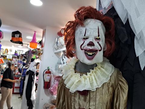 Un disfraz del payaso de la película IT se muestra en una tienda de disfraces en el centro-norte de Quito, para el Halloween de 2024.