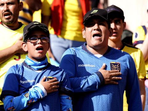 Hinchas de Ecuador cantando el himno nacional en el estadio Rodrigo Paz Delgado antes del partido con Perú por la Fecha 8 de Eliminatorias, el 10 de septiembre de 2024.