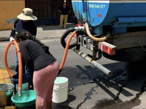 El martes 12 de noviembre, el alcalde de Quito, Pabel Muñoz, anunció que se realizarán cortes preventivos de agua en varios sectores de la capital. La medida fue adoptada por el Municipio por la sequía que sufren los embalses que abastecen del líquido vital a la ciudad.