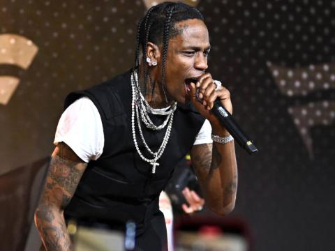 Travis Scott se presenta en el escenario del Fanatics Fest NYC, 17 de agosto de 2024.