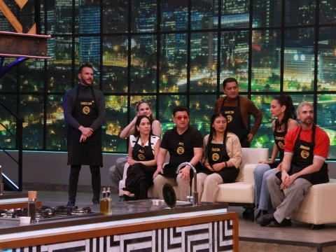 Concursantes de MasterChef Celebrity Ecuador 2 con delantales negros este 2 de diciembre de 2024.