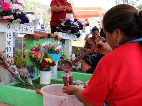 Imagen de archivo de las tradiciones por el Día de los Difuntos en un cementerio de Quito, 3 noviembre de 2022.