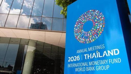 Cartel de las Reuniones Anuales del Grupo del Banco Mundial de 2026 visto durante los preparativos para la semana de las Reuniones Anuales del FMI y el Grupo del Banco Mundial de 2026 en Bangkok.