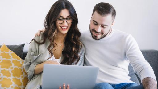 Imagen referencial de pareja realizando compras online.