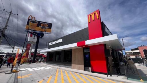 Toma externa de la nueva sucursal de Mcdonald's en la Av. Eloy Alfaro.