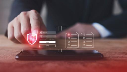 Persona activando sistemas de ciberseguridad.